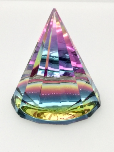 ZÁŘIVÁ MAGICKÁ PYRAMIDA - 4CM (DVANÁCTIÚHELNÍK)