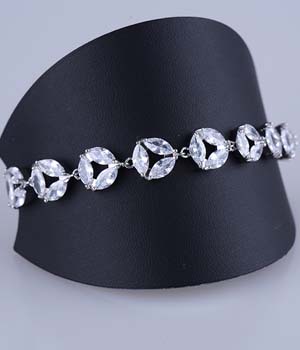 NÁRAMEK S KŘIŠŤÁLOVÝMI KRYSTALY VYKLÁDANÝMI DO KRUHU (18,5cm)