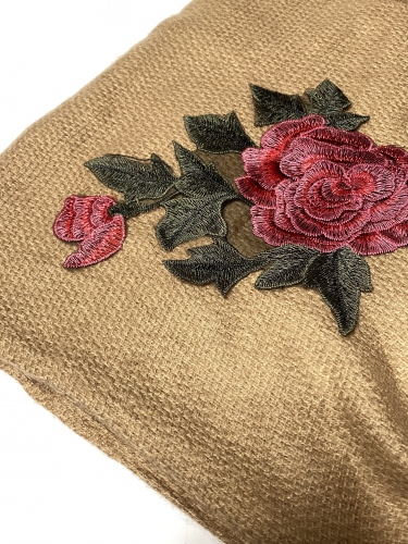 DÁMSKÁ ŠÁLA ZDOBENÁ VÝŠIVKOU VE TVARU RŮŽE (135X140CM) - SVĚTLÉ HNĚDÁ