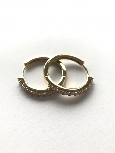 KRUHOVÉ NÁUŠNICE V BARVĚ 14K ZLATA ZDOBENÉ BÍLÝMI KRYSTALY (2,5CM)